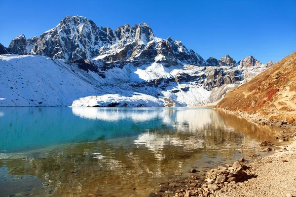 Dudh pokhari Gokyo jeziora i szczyt Phari Lapche — Zdjęcie stockowe