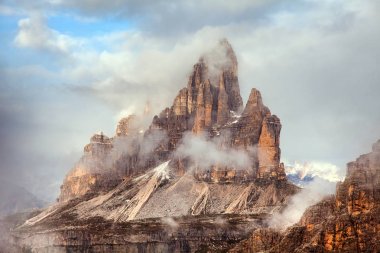 Sabah Drei Zinnen veya Tre Cime di Lavaredo görünümünü