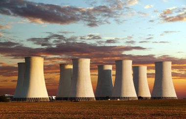 Akşam nükleer santral günbatımı manzarası renkli