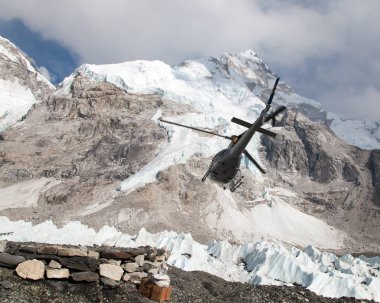 Everest Dağı'nın ana kamp ve mount Nuptse helicopper