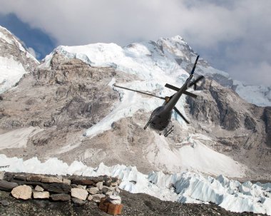 Everest Dağı'nın ana kamp ve mount Nuptse helicopper