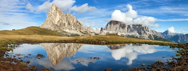 Vista desde el passo Giau, lago de montaña, montañas Dolomitas —  Fotos de Stock