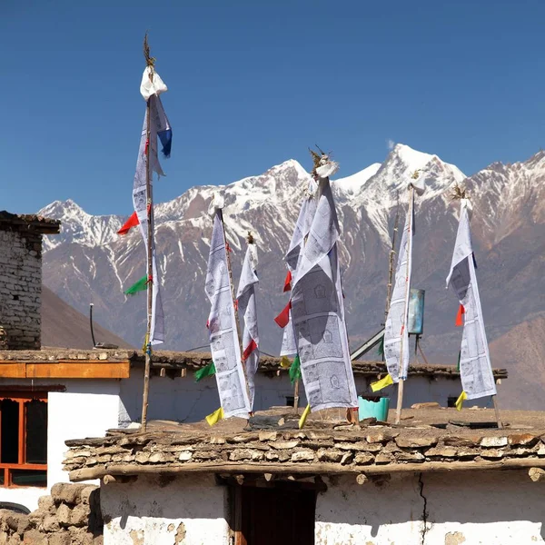 Jharkot dorp en prazer vlaggen — Stockfoto