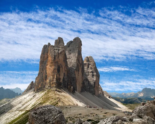 Drei Zinnen o Tre Cime di Lavaredo con hermosa nube — Foto de Stock