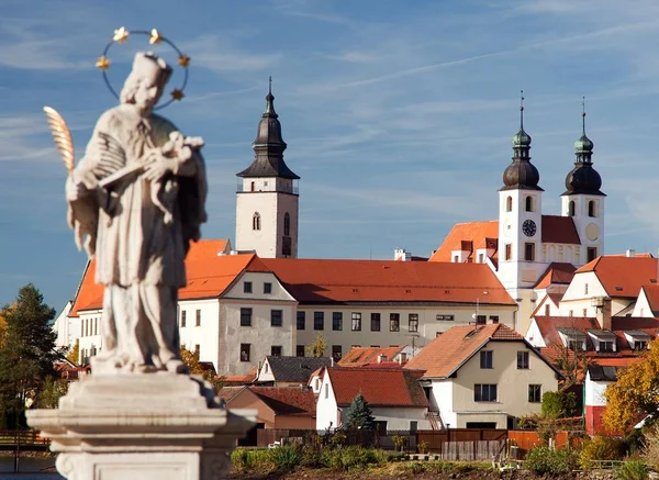 Telc ou cidade de Teltsch com estátua de S. João de Nepomuk — Fotografia de Stock