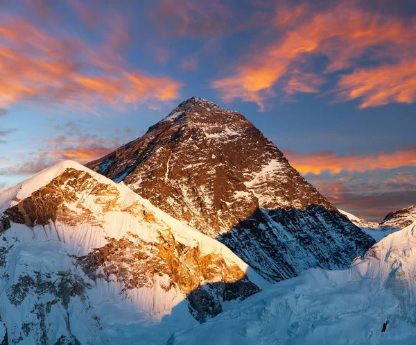 Vista nocturna en color del Monte Everest desde Kala Patthar —  Fotos de Stock