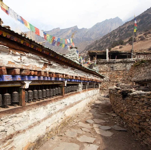 Buddistisk bön många vägg med bön hjul — Stockfoto