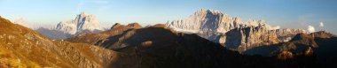 Panoramik dağ Civetta ve mount Pelmo akşam