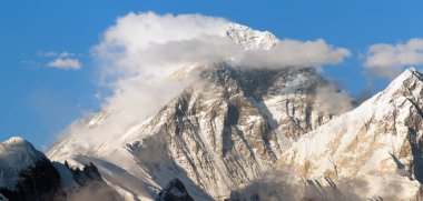 güzel bulutlar ile Everest Dağı