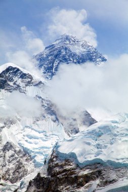 Everest'in Kala Patthar üzerinden görünümünü
