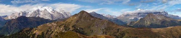 Uitzicht vanaf Passo Giau naar Sella gruppe en Marmolada — Stockfoto