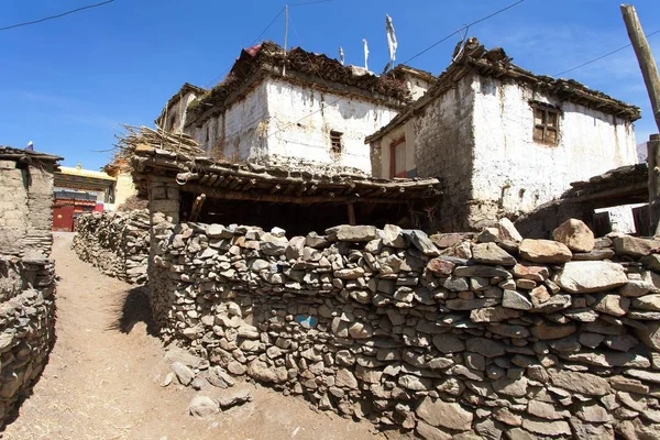 Veduta dell'edificio in pietra locale e del muro nel villaggio di Jharkot — Foto Stock