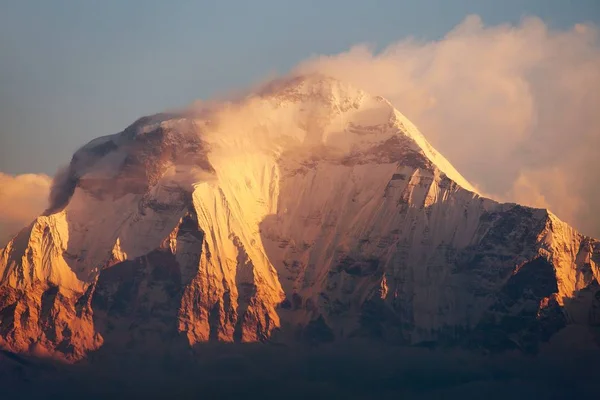 Morgon panoramautsikt över berget Dhaulagiri från Poon Hill — Stockfoto