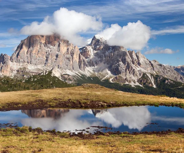 Vista de passo Giau, Tofana ou Le Tofane Gruppe — Fotografia de Stock