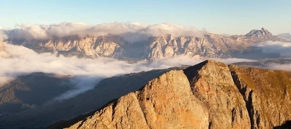 Vista mattutina dal Col di Lana al Gruppo Puez — Foto Stock