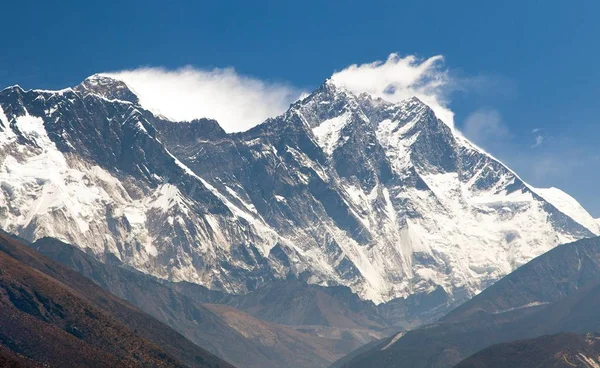 Widok na Mount Everest, Nuptse skale, Mount Lhotse — Zdjęcie stockowe