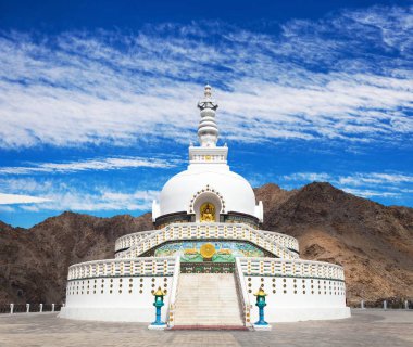 Uzun boylu Shanti stupa güzel gökyüzü, Leh, Hindistan ile görünümünü