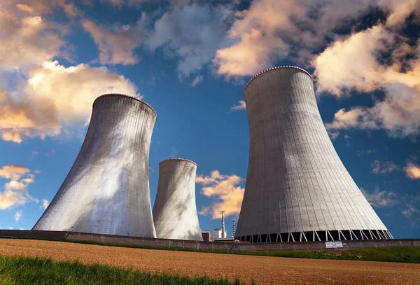 Vista nocturna en color de la torre de enfriamiento - Energía nuclear — Foto de Stock