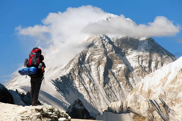 Everest från Gokyo ri med turist — Stockfoto