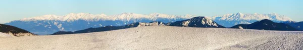 Uitzicht vanaf Velka Fatra bergen naar hoge Tatra gebergte — Stockfoto