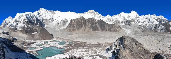 Mount Cho Oyu ve Cho Oyu kamp panoramik manzaralı