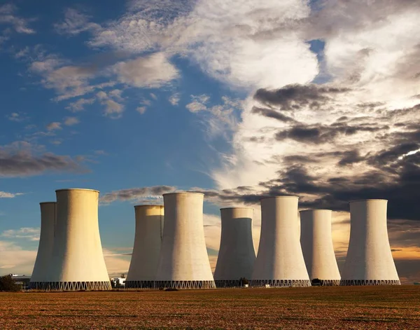 Vista do pôr-do-sol colorido da noite da usina nuclear — Fotografia de Stock