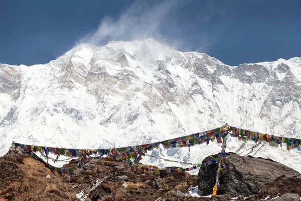 Monte Annapurna con banderas de oración budistas —  Fotos de Stock