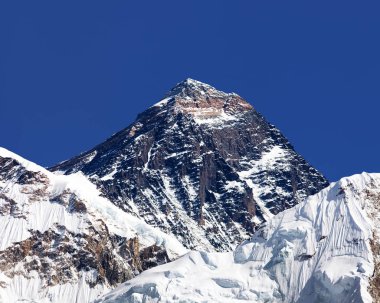 Everest'in Kala Patthar üzerinden görünümünü