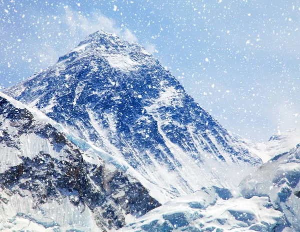 Utsikt över toppen av Mount Everest med moln och snöfall — Stockfoto