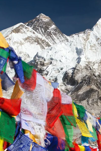 Mount Everest mit buddhistischen Gebetsfahnen — Stockfoto