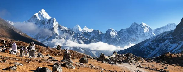 Monte Ama Dablam, bela vista do vale de Khumbu — Fotografia de Stock