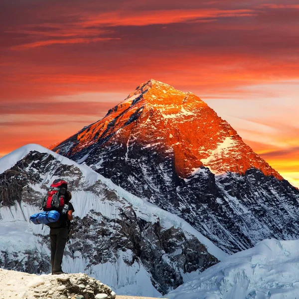 Mount Everest från Gokyo valley med turist — Stockfoto