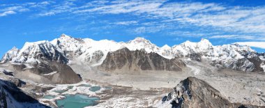 Mount Cho Oyu ve Cho Oyu kamp panoramik manzaralı