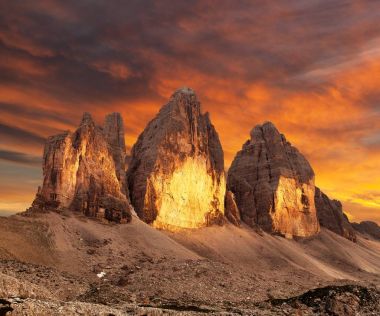 Akşam Drei Zinnen veya Tre Cime di Lavaredo görünümünü