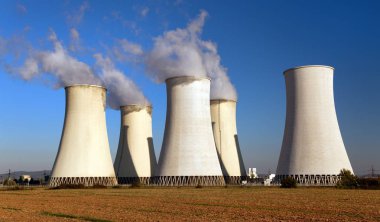 Akşam nükleer santral günbatımı manzarası renkli