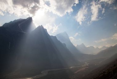 Himalaya Dağları'nda güneş ışınları