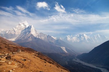 Ama Dablam Everest Dağı'nın saha kampı giderken mount