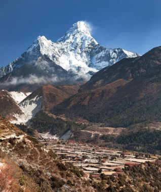 Mount Ama Dablam görünümünü ve Pangboche Köyü