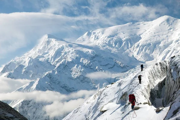 Annapurna 3 III and group of tourist, Annapurna circuit — Stock Photo, Image