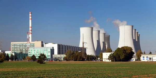 Central nuclear, torres de arrefecimento - Eslováquia — Fotografia de Stock