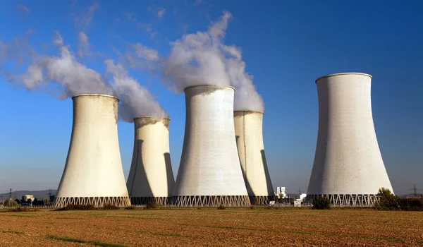 Akşam nükleer santral günbatımı manzarası renkli