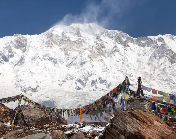 Budist dua bayrakları ile Annapurna dağına