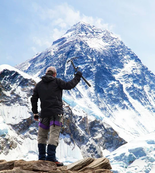 Monte Everest desde Kala Patthar y turista con hacha de hielo —  Fotos de Stock