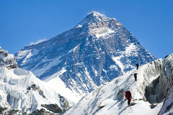 View of Everest from Gokyo valley with group of climbers — Stock Photo, Image