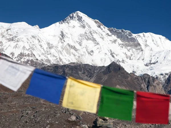 Monte cho oyu, com área de everest de bandeiras - caminho ao cho oyu acampamento - oração, Parque Nacional de sagarmatha, vale de khumbu, nepal — Stock Fotó