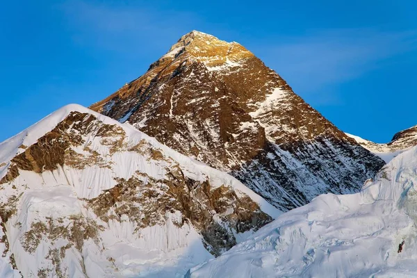 Večerní pohled na Mount Everest z Kala Patthar barevné — Stock fotografie
