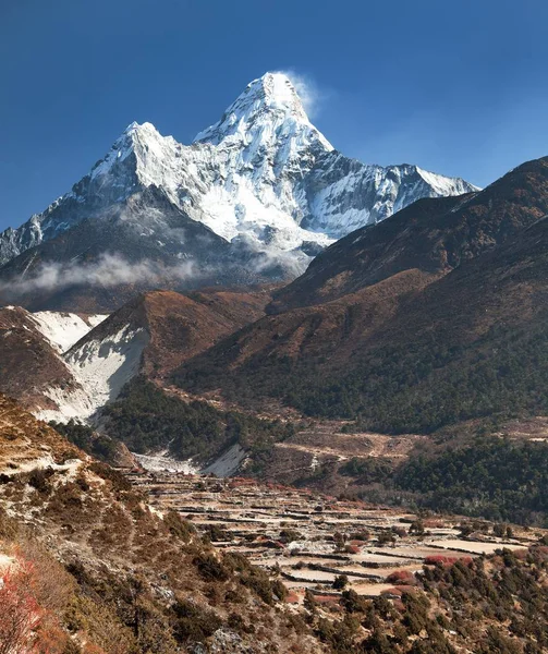 View of mount Ama Dablam and Pangboche village — Stock Photo, Image