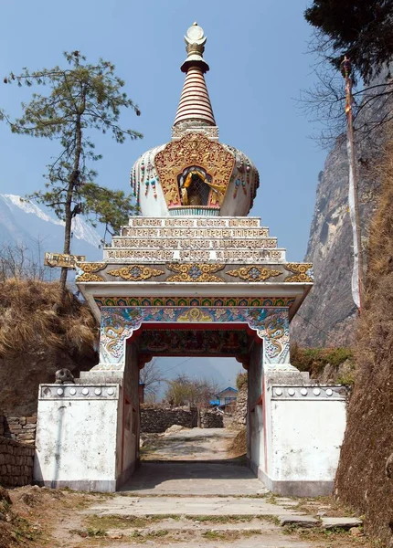 Buddhistická stúpa v Chame ji vesnici, kola annapurna circuit — Stock fotografie