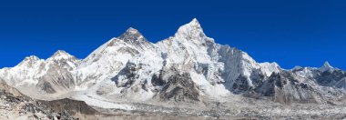 Güzel mavi gökyüzü ve Khumbu buzul Everest Dağı