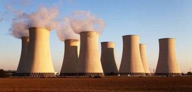 Akşam nükleer santral günbatımı manzarası renkli